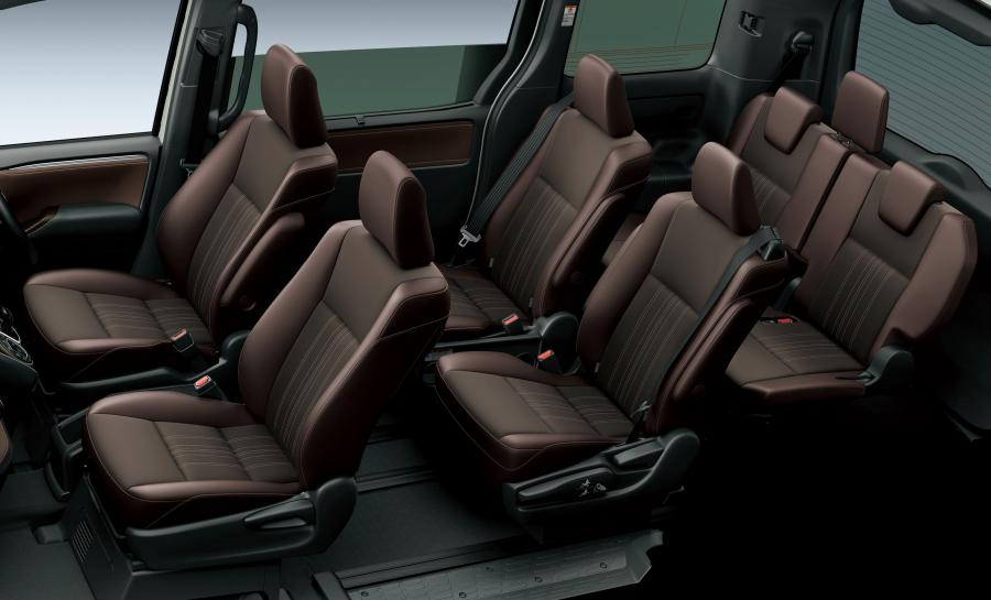 Интерьер Toyota Esquire Hybrid 2017 года  (фото 11 из 13)